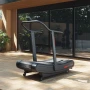 Беговая дорожка Assault Runner Pro (модель 2026) с изогнутым беговым полотном гусеничного типа